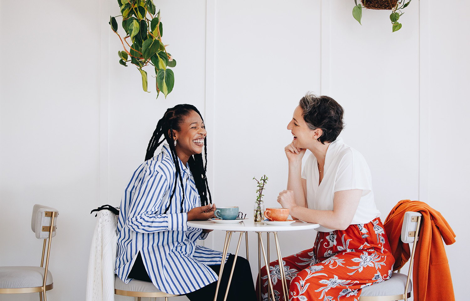 two women chatting at a coffee shop